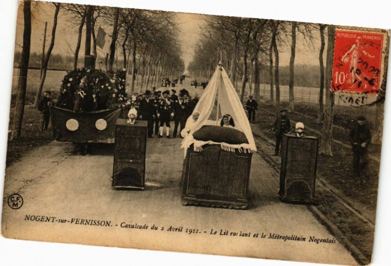 Carte postale ancienne Nogent-sur-Vernisson - Cavalcade à Nogent-sur-Vernisson