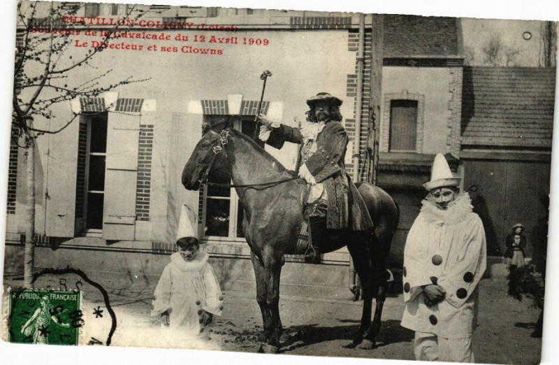 Carte postale ancienne Chatillon-Coligny - Cavalcade Le Directeur et ses Clowns à Châtillon-Coligny