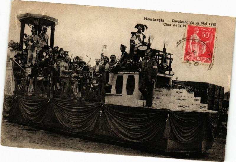 Carte postale ancienne Montargis - Cavalcade - Char à Montargis