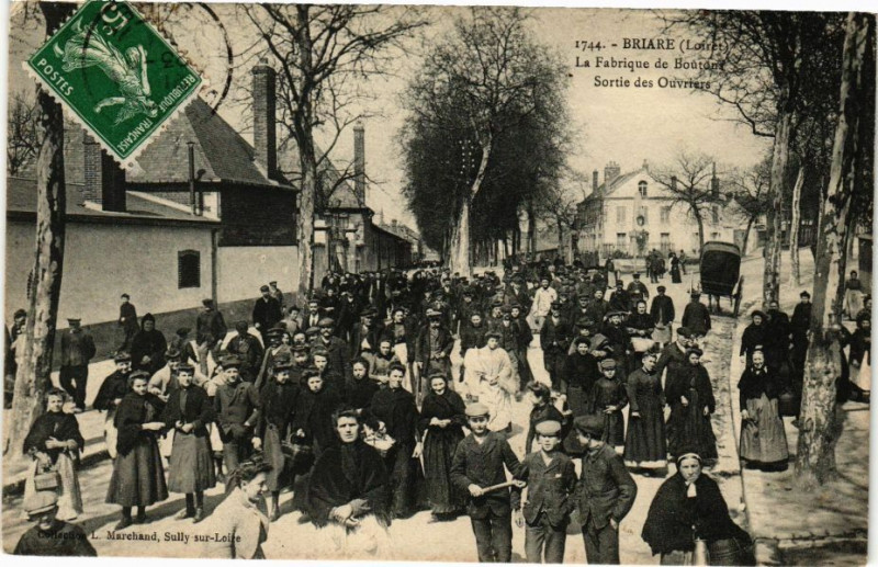 Carte postale ancienne Briare - La Fabrique de Boutons - sortie des ouvriers à Briare