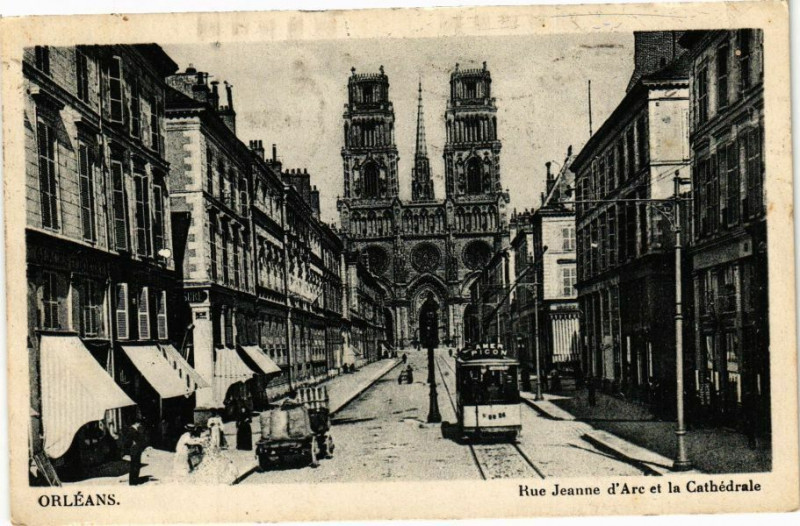 Carte postale ancienne Orleans-Rue Jeanne d'Arc et la Cathédrale à Orléans