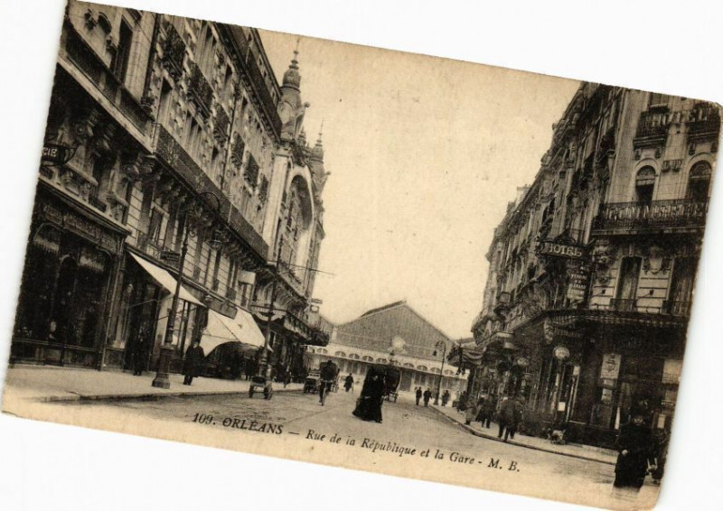 Carte postale ancienne Orleans-Rue de la Republique et la Gare à Orléans