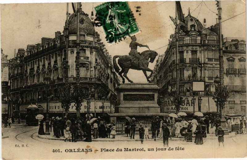 Carte postale ancienne Orleans-Place du Martroi un jour de fete à Orléans