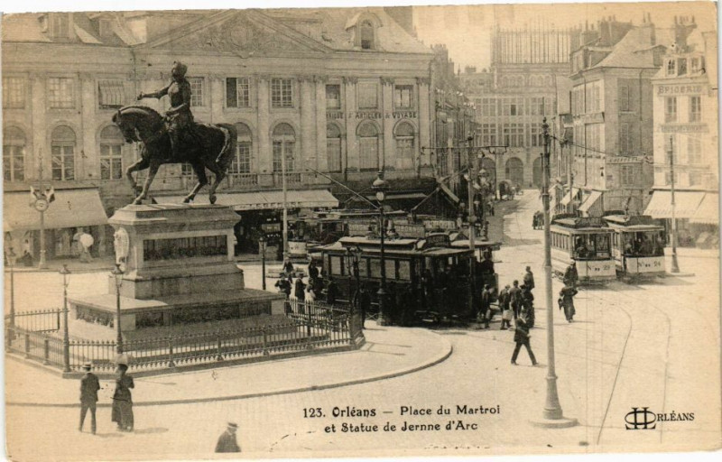 Carte postale ancienne Orleans-Place du Martroi et Statue de Jeanne d'Arc à Orléans