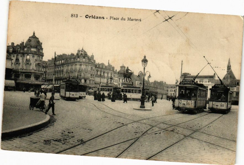 Carte postale ancienne Orleans-Place du Martroi à Orléans