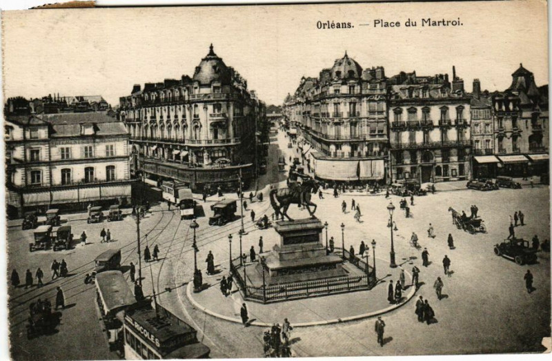 Carte postale ancienne Orleans-Place du Martroi à Orléans