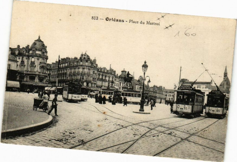 Carte postale ancienne Orleans-Place du Martroi à Orléans