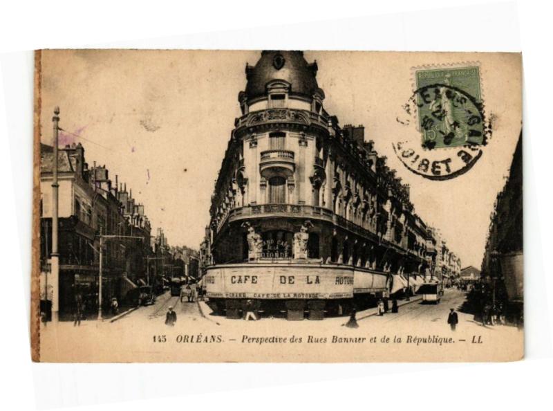 Carte postale ancienne Orleans-Perspective des Rues Bannier et de la Republique à Orléans