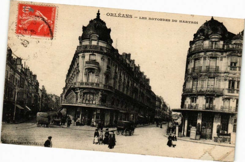 Carte postale ancienne Orleans-Les Rotondes du Martroi à Orléans