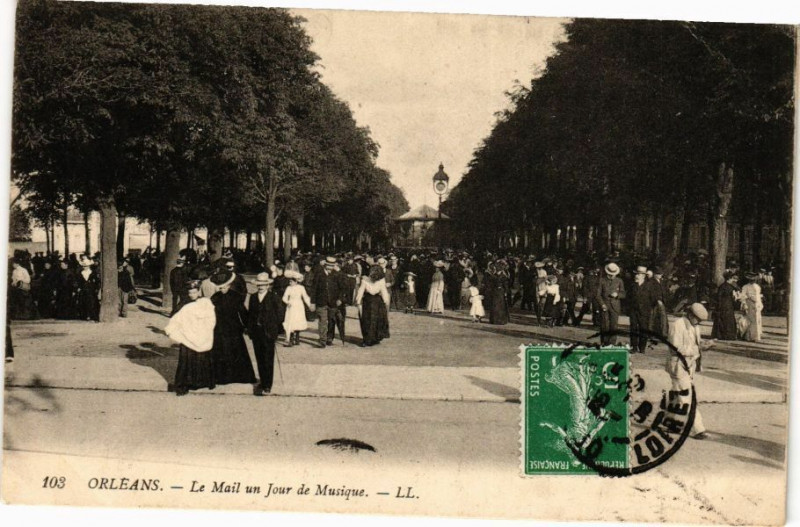 Carte postale ancienne Orleans-Le Mail un Jour de Musique à Orléans