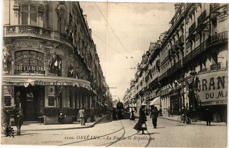 Carte postale ancienne Orleans-La Rue de la Republique à Orléans
