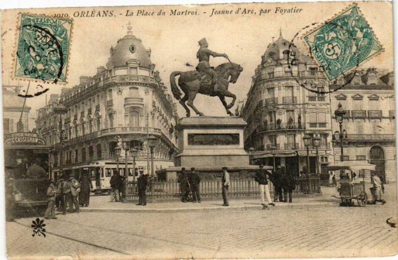 Carte postale ancienne Orleans-La Place du Martroi-JEANne d'Arc par Foyatier à Orléans