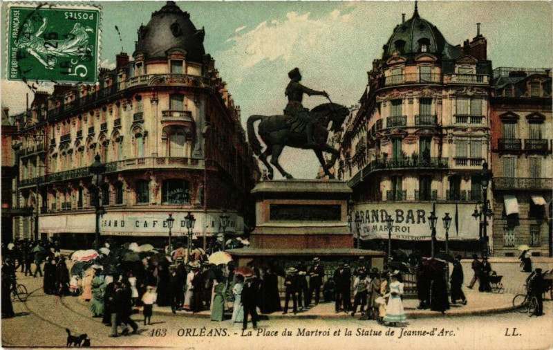 Carte postale ancienne Orleans-La Place du Martroi et la Statue de Jeanne d'Arc à Orléans