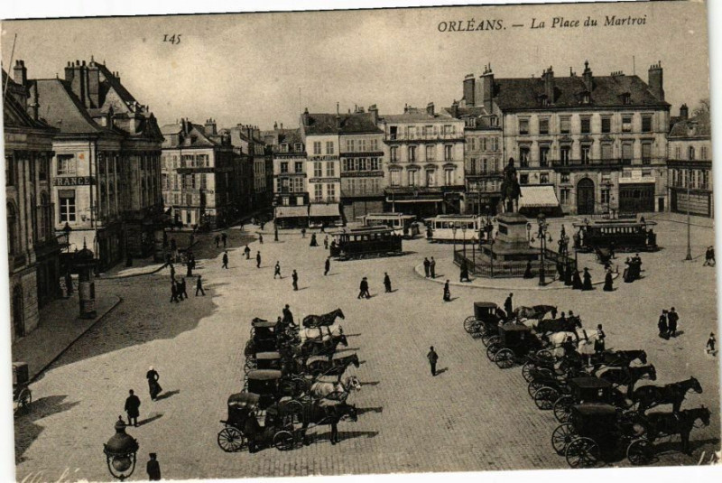 Carte postale ancienne Orleans-La Place du Martroi à Orléans