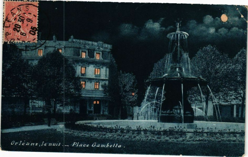 Carte postale ancienne Orleans-la nuit Place Gambetta à Orléans