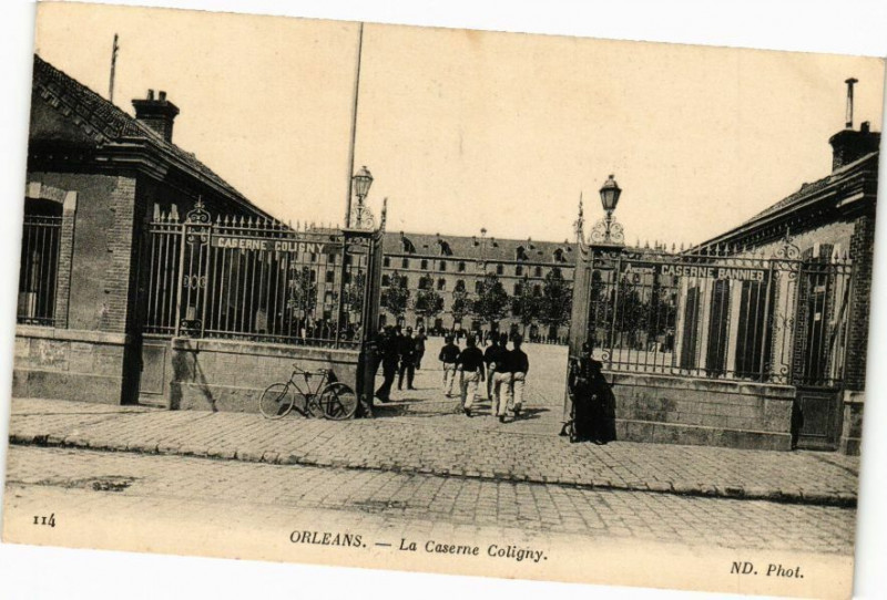 Carte postale ancienne Orleans-La Caserne Coligny à Orléans