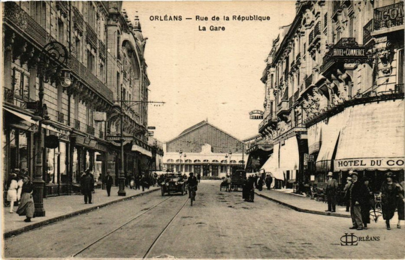 Carte postale ancienne Orleans-Rue de la Republique-La Gare à Orléans