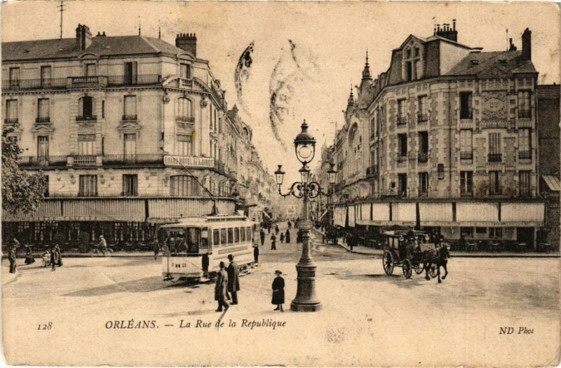 Carte postale ancienne Orleans-La Rue de la Republique à Orléans