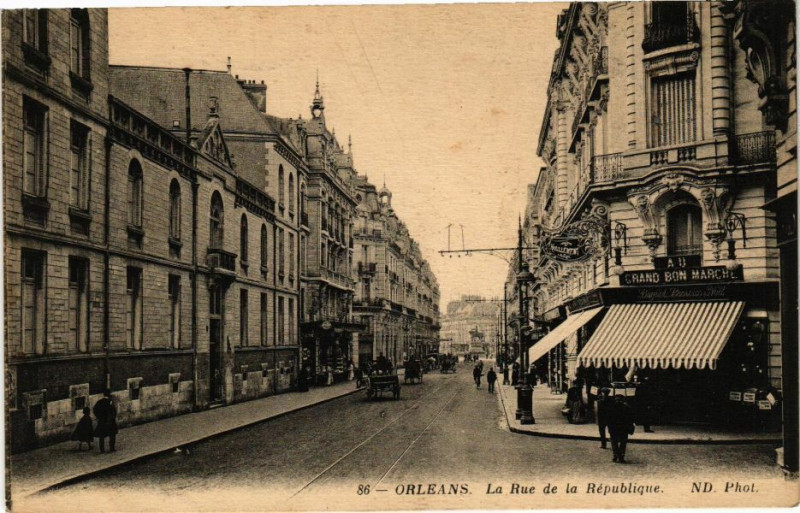 Carte postale ancienne Orleans-La Rue de la Republique à Orléans