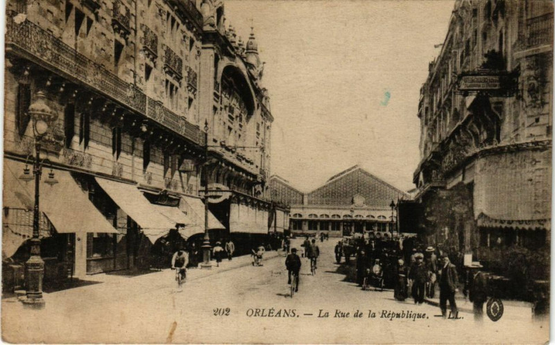 Carte postale ancienne Orleans-La Rue de la Republique à Orléans