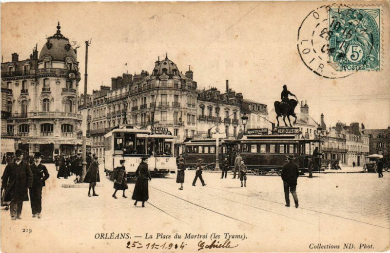 Carte postale ancienne Orleans-La place du Martroi à Orléans