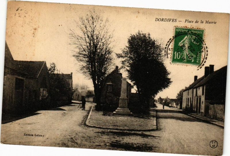 Carte postale ancienne Dordives-Place de la Mairie à Dordives