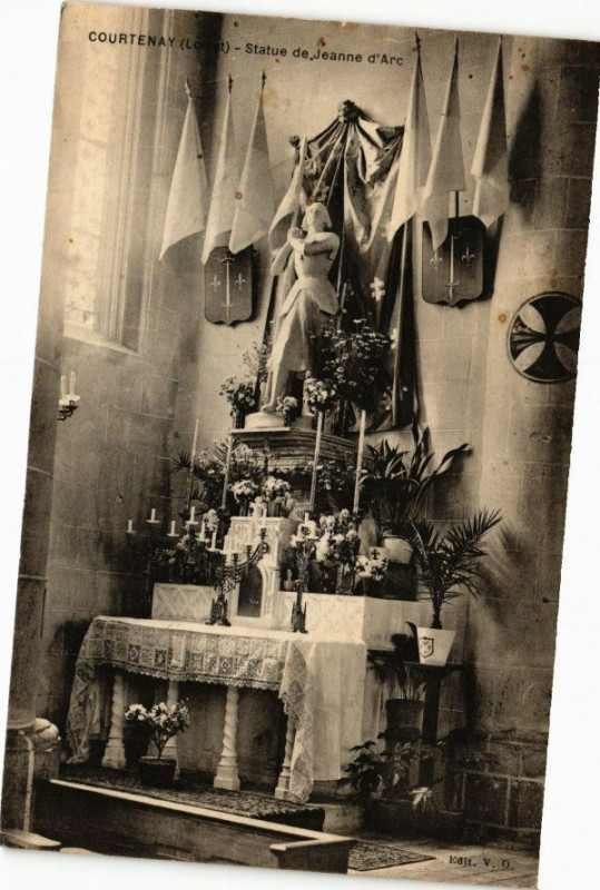 Carte postale ancienne Courtenay-Statue de Jeanne d'Arc à Courtenay