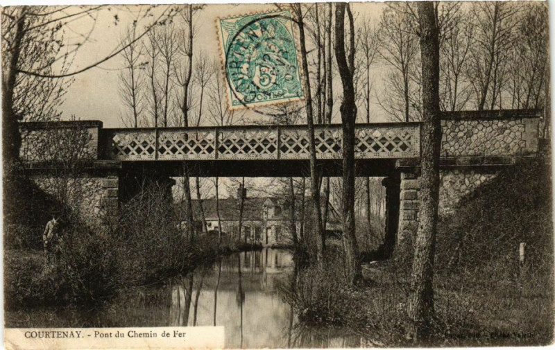 Carte postale ancienne Courtenay-Pont du Chemin de Fer à Courtenay