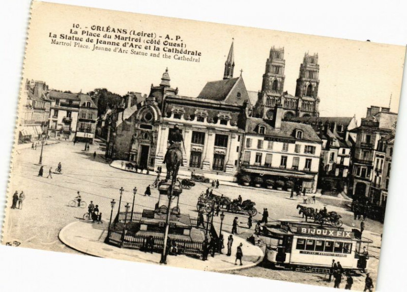Carte postale ancienne Orleans - Place du Martroi à Orléans