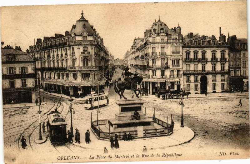 Carte postale ancienne Orleans - Place du Martroi à Orléans