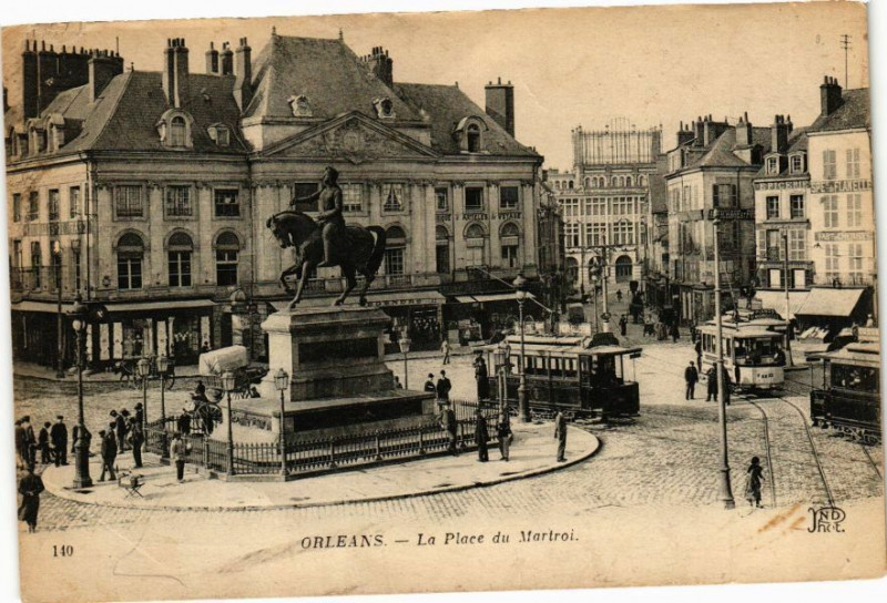 Carte postale ancienne Orleans - Place du Martroi à Orléans