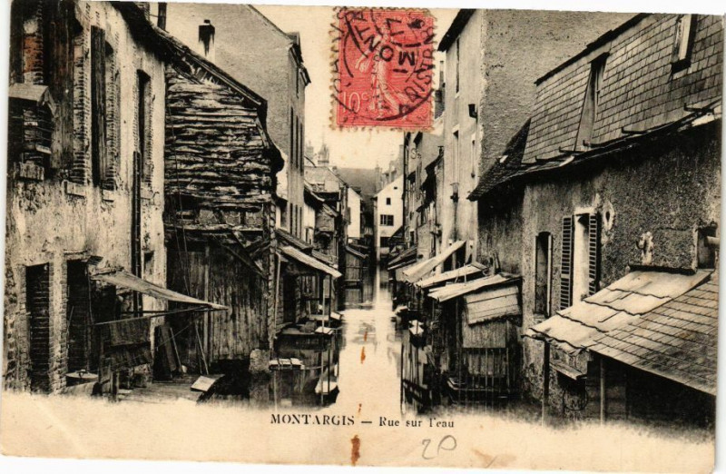 Carte postale ancienne Montargis - Rue sur l'eau à Montargis