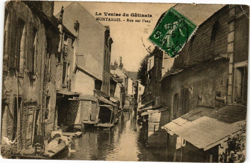 Carte postale ancienne Montargis - Rue sur l'eau à Montargis