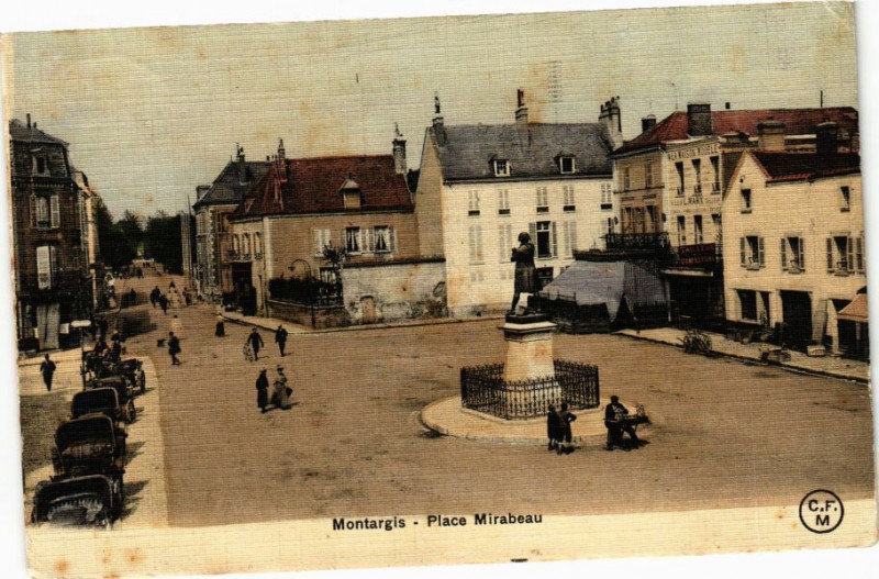Carte postale ancienne Montargis - Place Mirebau à Montargis