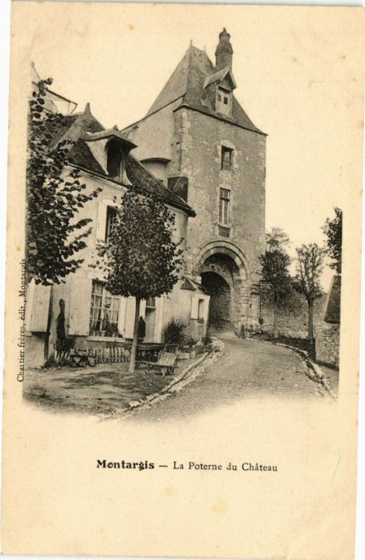 Carte postale ancienne Montargis - La Poterne du Chateau à Montargis