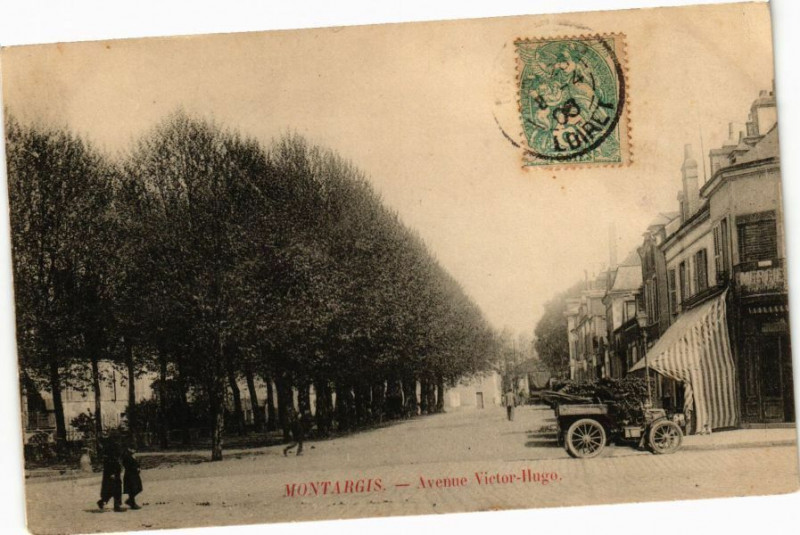 Carte postale ancienne Montargis - Avenue Victor Hugo à Montargis