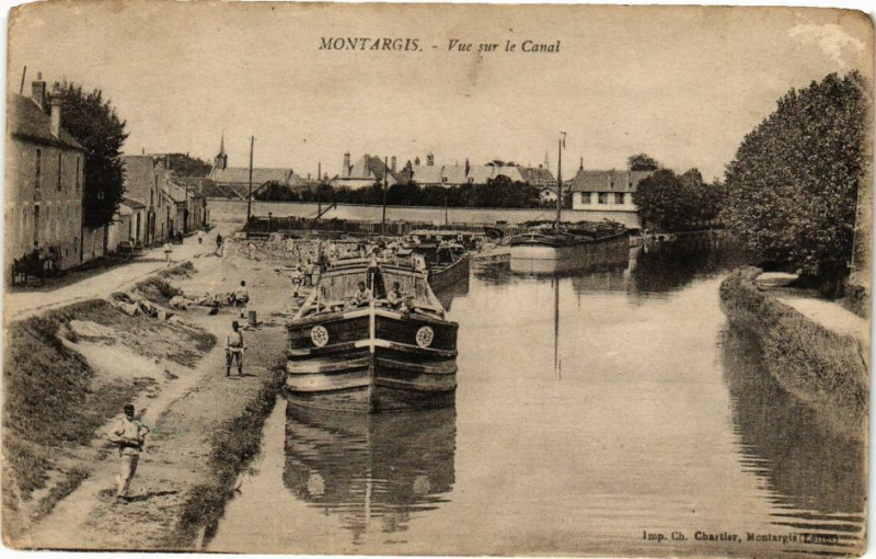 Carte postale ancienne Montargis - Vue sur la Canal à Montargis