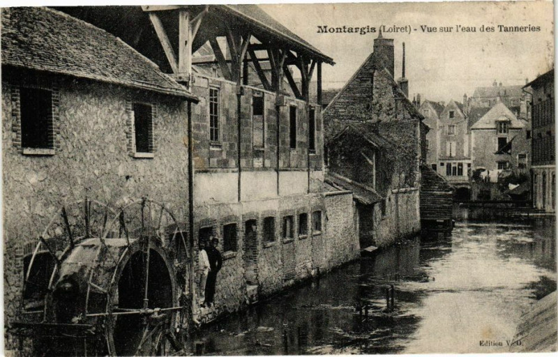 Carte postale ancienne Montargis - Vue sur l'eau des Tanneries à Montargis