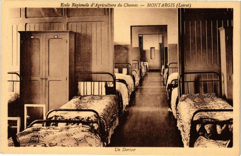 Carte postale ancienne Montargis - Un Dortoir à Montargis