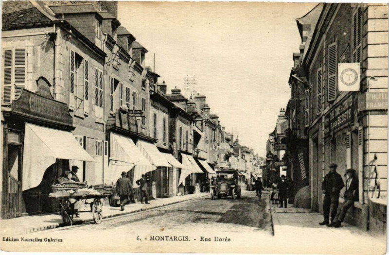 Carte postale ancienne Montargis - Rue Dorée à Montargis