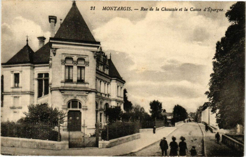 Carte postale ancienne Montargis - Rue de la Chaussée et la Caisse d'Epargne à Montargis