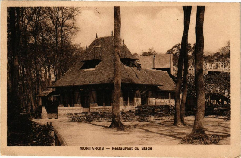Carte postale ancienne Montargis - Restaurant du Stade à Montargis