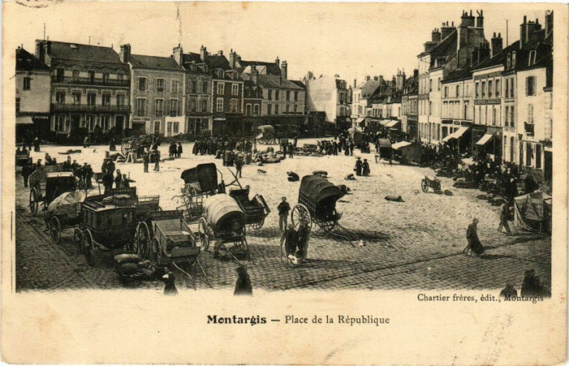 Carte postale ancienne Montargis - Place de la Republique à Montargis