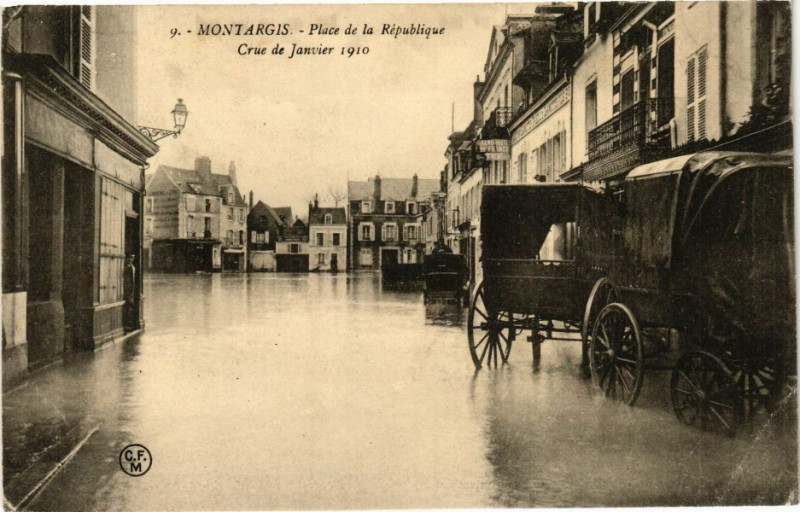 Carte postale ancienne Montargis - Place de la Republique à Montargis