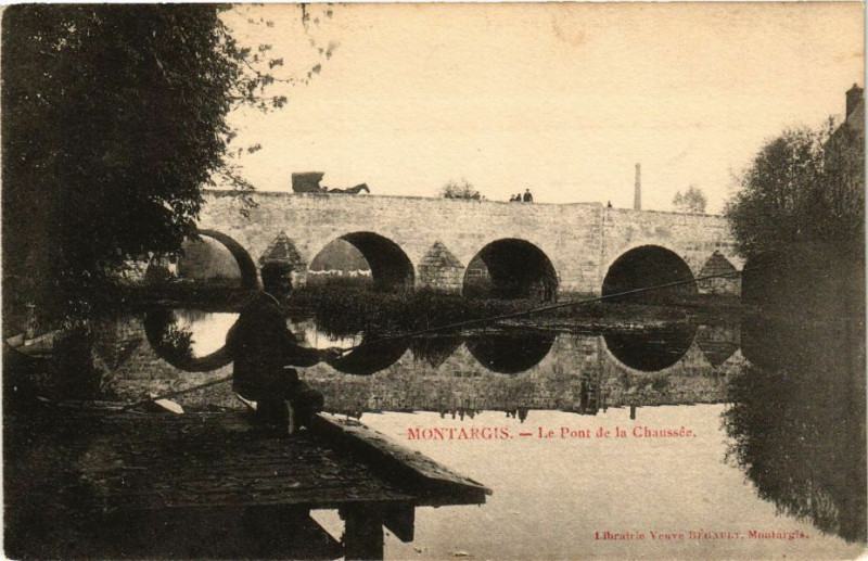 Carte postale ancienne Montargis - Le Pont de la Chaussée à Montargis