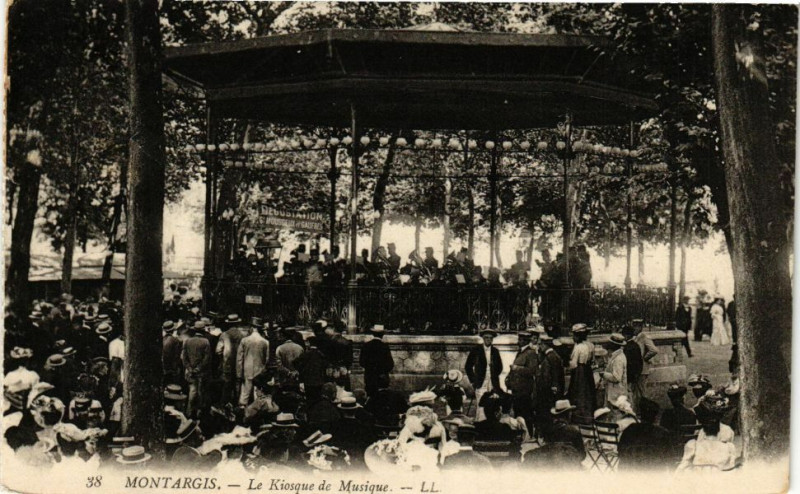 Carte postale ancienne Montargis - Le Kiosque de Musique à Montargis