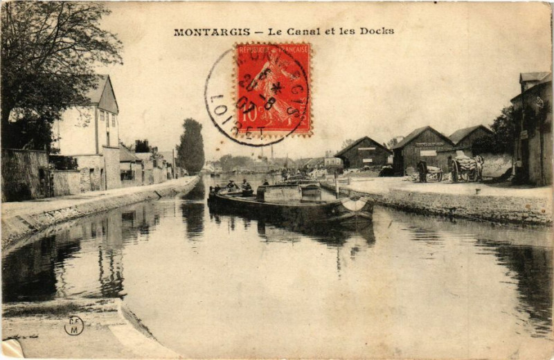 Carte postale ancienne Montargis - Le Canal et les Docks à Montargis