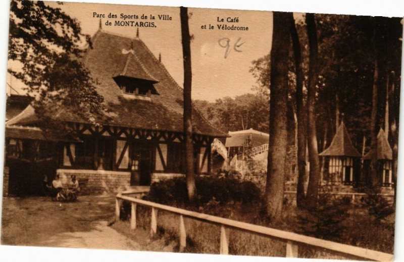 Carte postale ancienne Montargis - Le Cafe et le Velodrome à Montargis