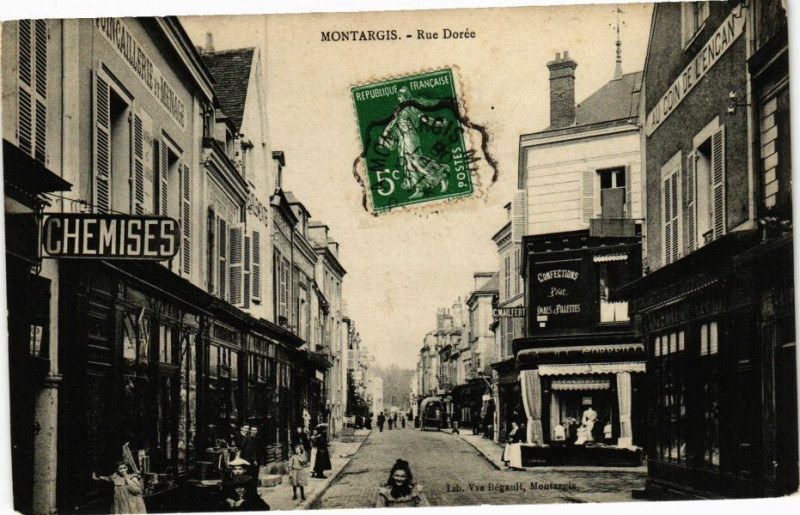 Carte postale ancienne Montargis - La Rue Dorée à Montargis