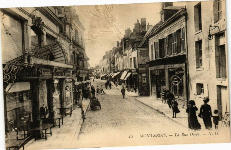Carte postale ancienne Montargis - La Rue Dorée à Montargis